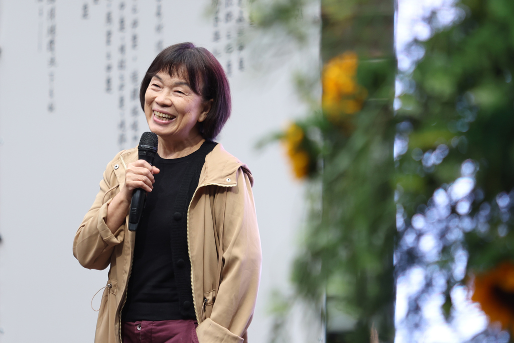作家龍應台近年定居台東陪伴失智母親，今（31）日在臉書發文證實母親以101歲高齡離世，吸引大批網友留言致哀。圖為龍應台（見圖）出席詩人（亞）瘂弦追思紀念會暨文學展。（本報資料照／鄧博仁攝）