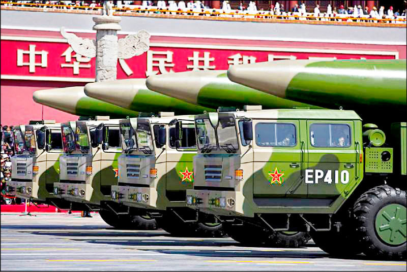 圖為解放軍在閱兵典禮上展示的東風-26中程彈道飛彈。(路透檔案照)