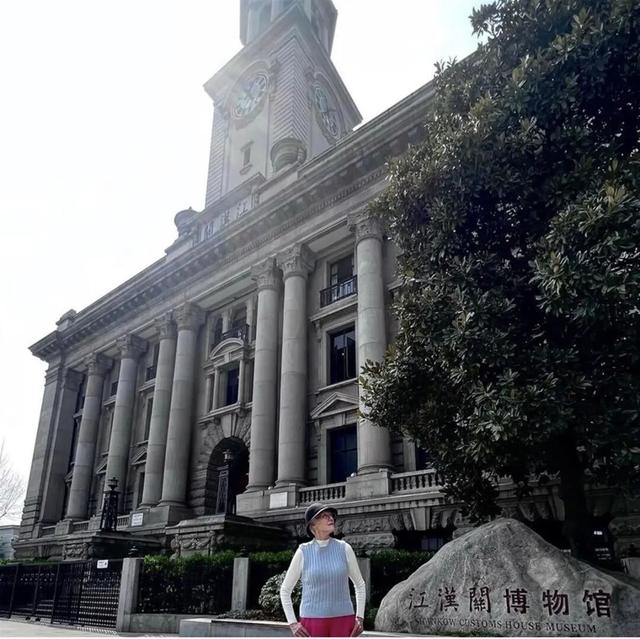 马斯克的母亲在社交平台上分享照片