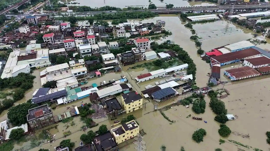 受台风沙德尔影响,福建省莆田市遭遇持续性特大暴雨,多地出现内涝、河水漫溢,部分村... 受台风沙德尔影响,福建省莆田市遭遇持续性特大暴雨,多地出现内涝、河水漫溢,部分村...