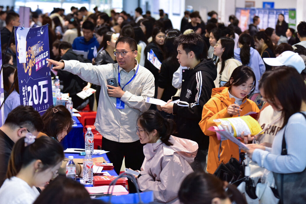 今年4月，中国阜阳的一场招聘会上挤满了前来求职的大学生。