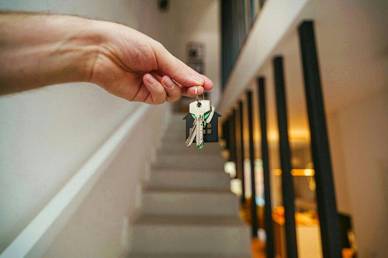 若继承的房屋中有租客，变更屋主并不代表租约自动终止，若要租客搬离须提前通知，若对...