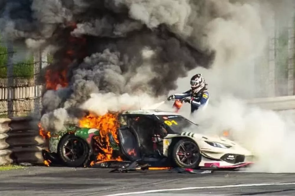 哈托格放弃比赛冒着生命危险灭火救人 Motorsport.com