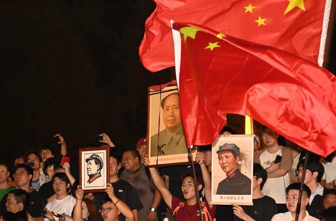当地时间 8 日晚间,大批民众聚集在湖南省韶山市的毛泽东广场,举行毛主席逝世 50 周年的纪念活动。 图:翻摄自 @whyyoutouzhele X 帐号 当地时间 8 日晚间,大批民众聚集在湖南省韶山市的毛泽东广场,举行毛主席逝世 50 周年的纪念活动。 图:翻摄自 @whyyoutouzhele X 帐号