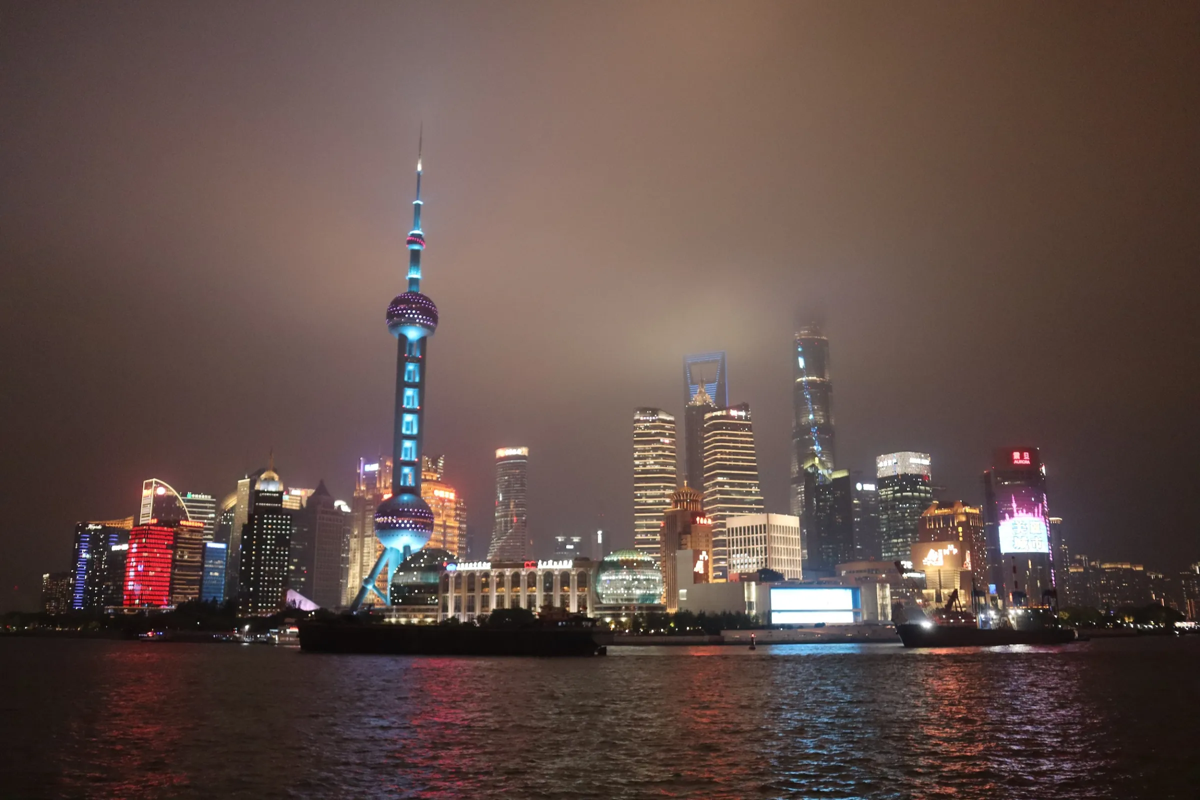 中國上海外灘，隔著黃浦江遙望對面的東方明珠和陸家嘴。（馬安妮 攝）