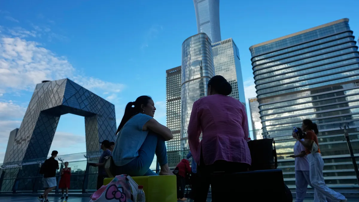 中國的經濟成長率與消費始終低迷，引發擔憂。圖為北京央視大樓附近的民眾（美聯社）