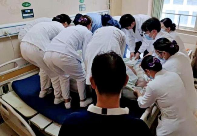635斤东北小伙到武汉减肥  12位医护人员一起抬