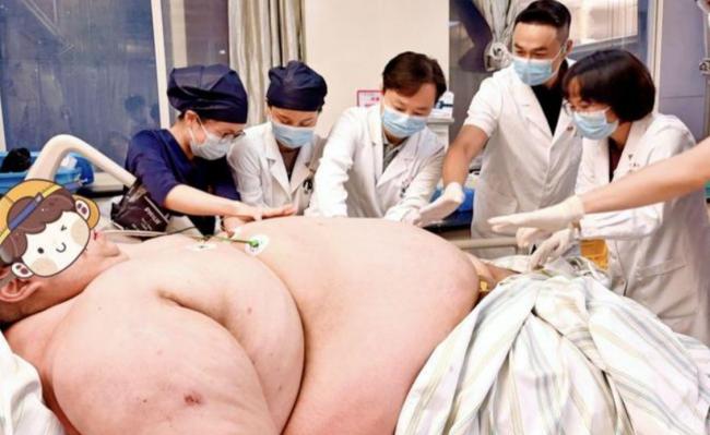 635斤东北小伙到武汉减肥  12位医护人员一起抬