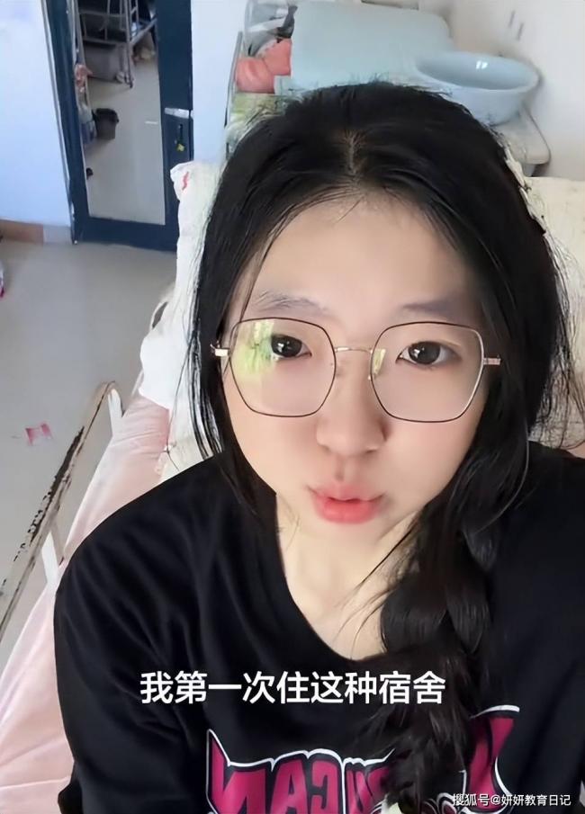 女生去211上学第一天就后悔，晒出宿舍照片
