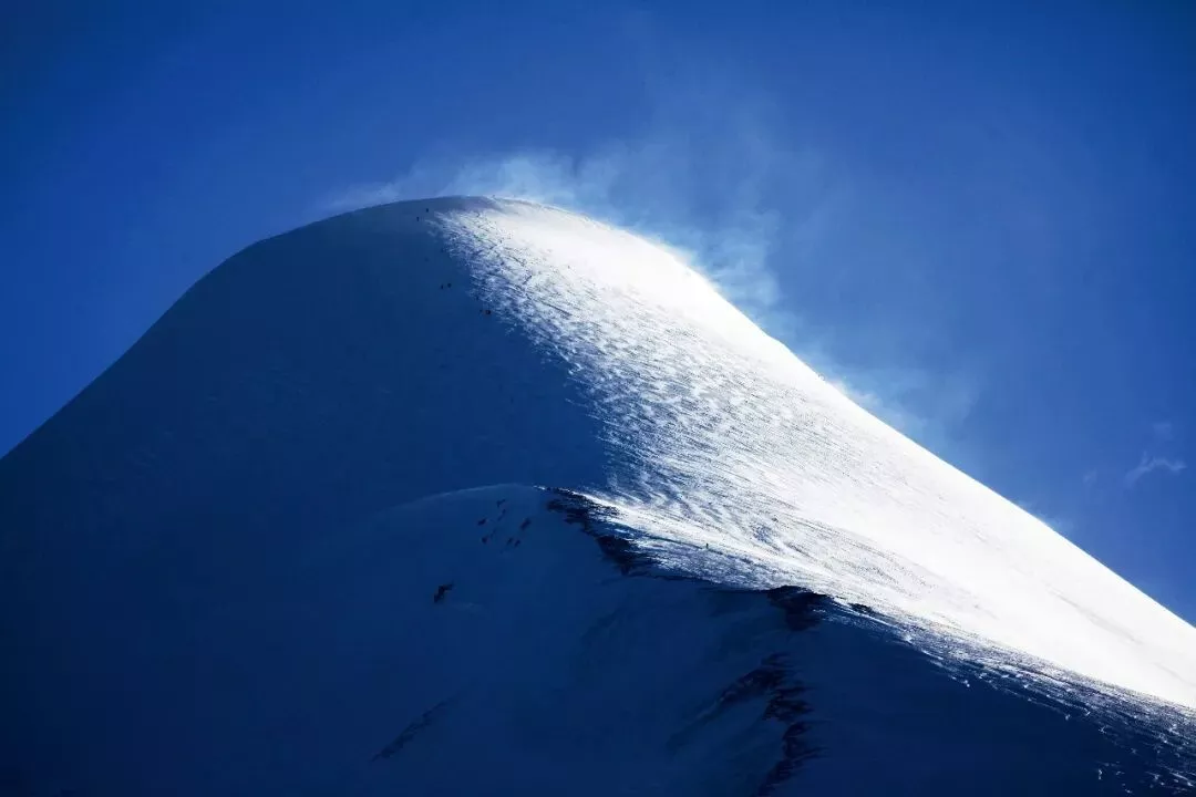 正规的登山几乎都关了,“黑户黑攀”拿命冒险