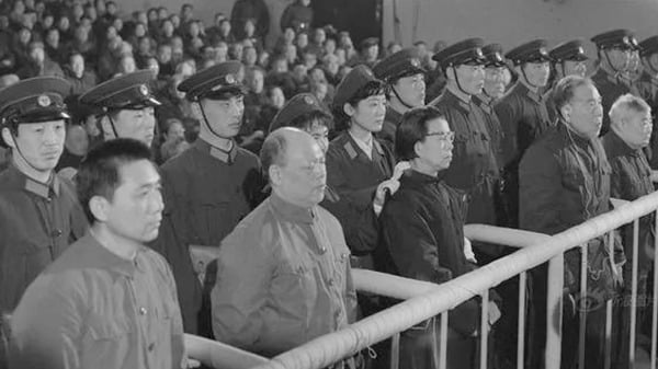 抓捕“四人帮”后谁是最大受益者？(组图) - 王洪文- 姚文元- 張春橋- 江青- 鄧小平- 红朝岁月- -看中国网- (移动版)