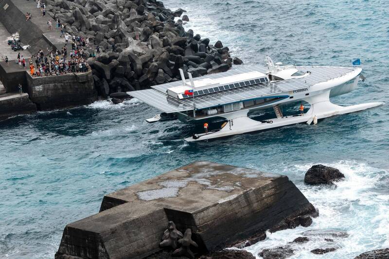 菲律賓巴丹群島對於美國保衛台灣至關重要。圖為2026年6月15日，在台灣蘭嶼一艘名為「Ovayan」的傳統木製獨木舟與支援船「Porrimap」準備前往巴丹群島。（法新社）
